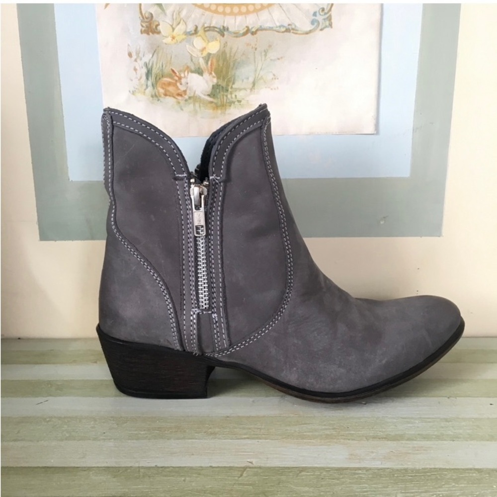 Steve Madden ‘Zipster’ Ankle Bootie in Smokey Grey Nubuck    Size 7 1/2   NEW